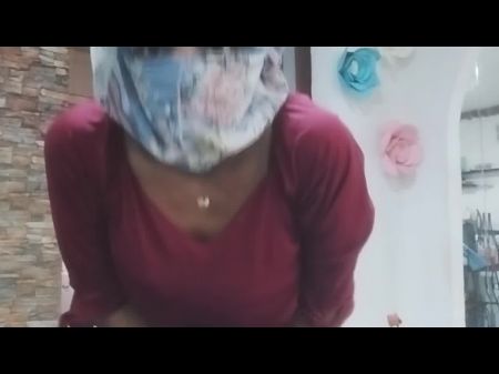 girls masturbating in the dressing room on webcam